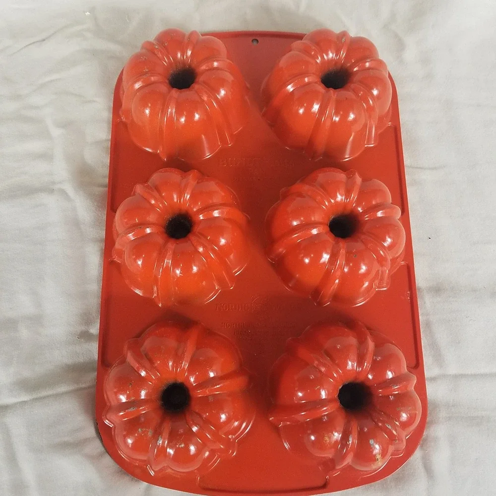 Nordic Ware Bundt-lette Pan 6 Cavity Red Cast Aluminum Mini Fluted Cake Good